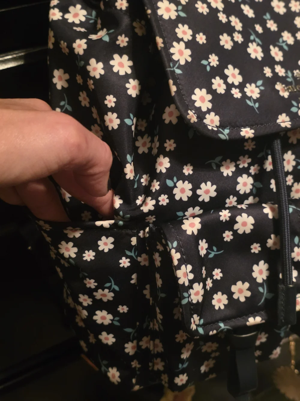 kate ♠️ spade CARLY Flap In Navy/ Daisy Pattern Backpack EUC